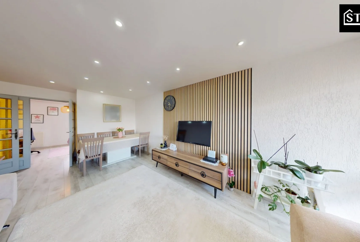 Appartement T4 lumineux de 80 m² à Montbéliard avec véranda et stationnement sécurisé 
