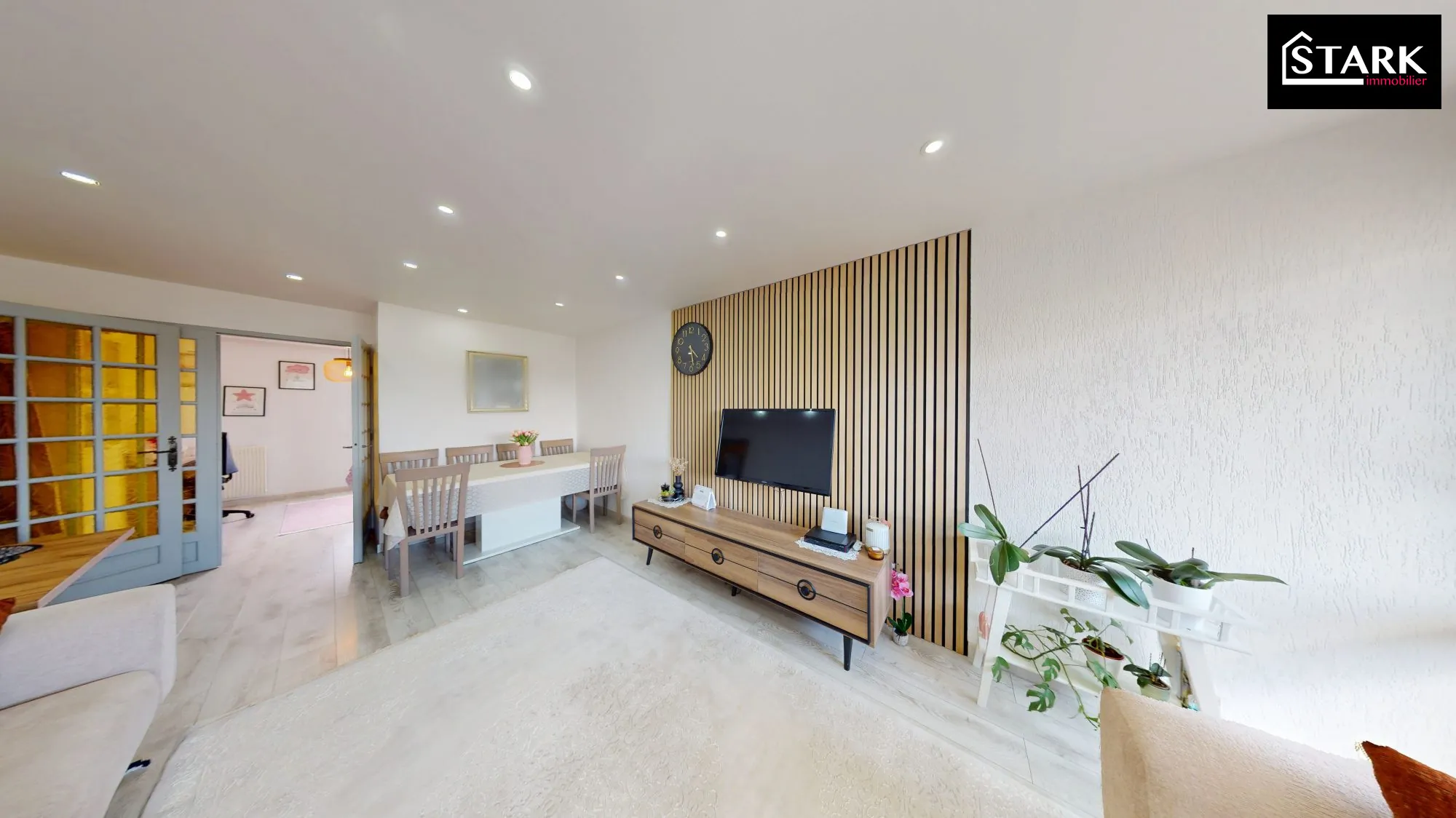 Appartement T4 lumineux de 80 m² à Montbéliard avec véranda et stationnement sécurisé 