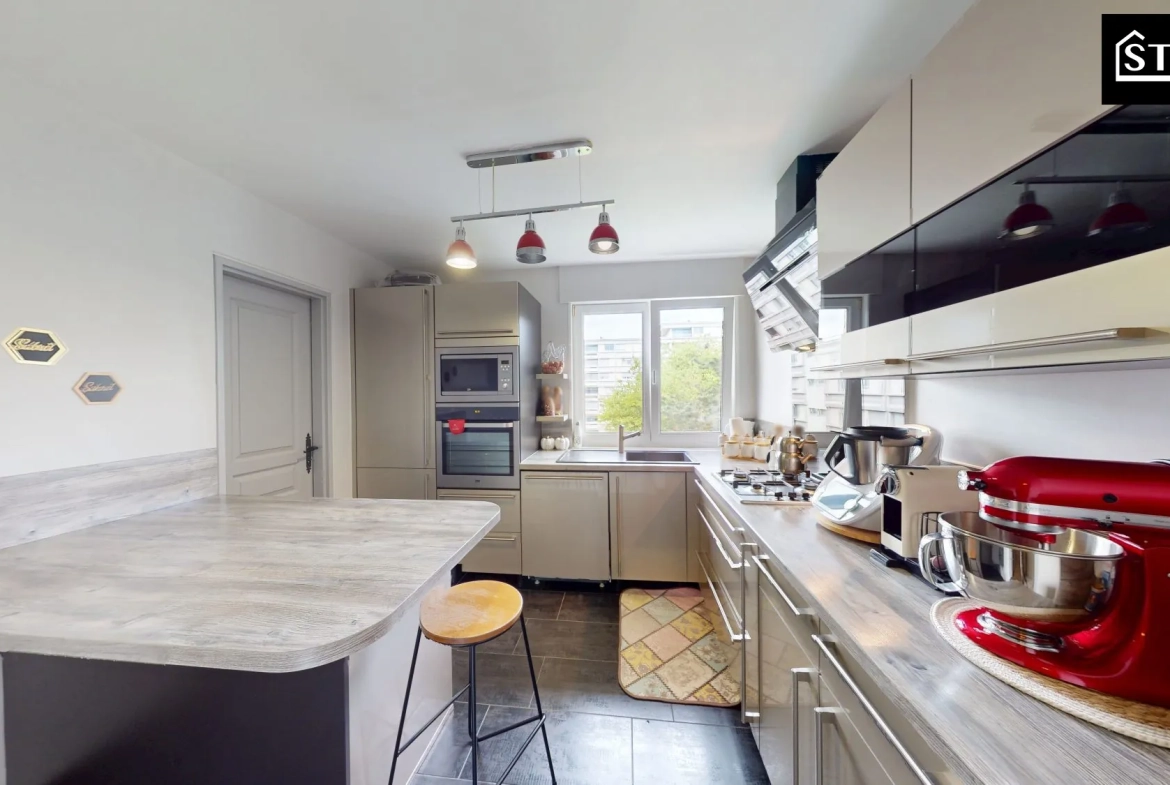 Appartement T4 lumineux de 80 m² à Montbéliard avec véranda et stationnement sécurisé 