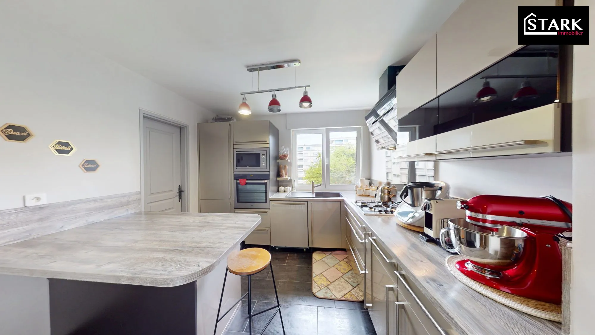 Appartement T4 lumineux de 80 m² à Montbéliard avec véranda et stationnement sécurisé 