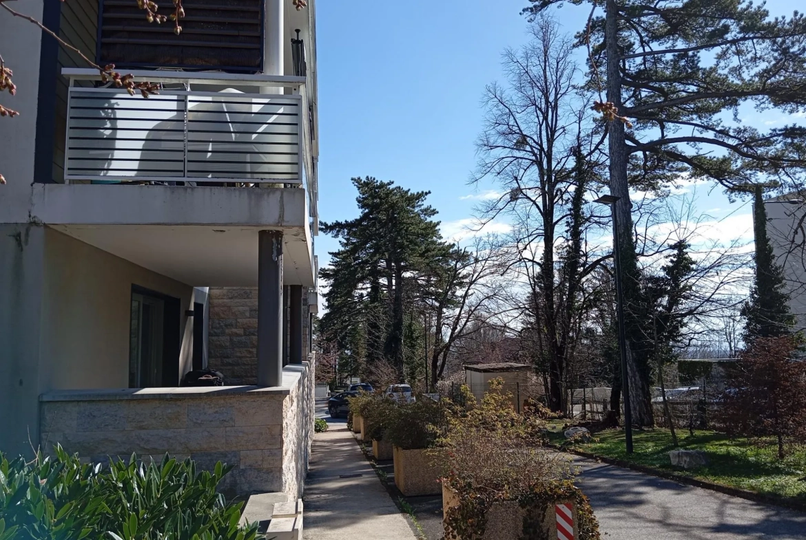 Appartement T1 à Gex de 33 m² avec stationnement et ascenseur 