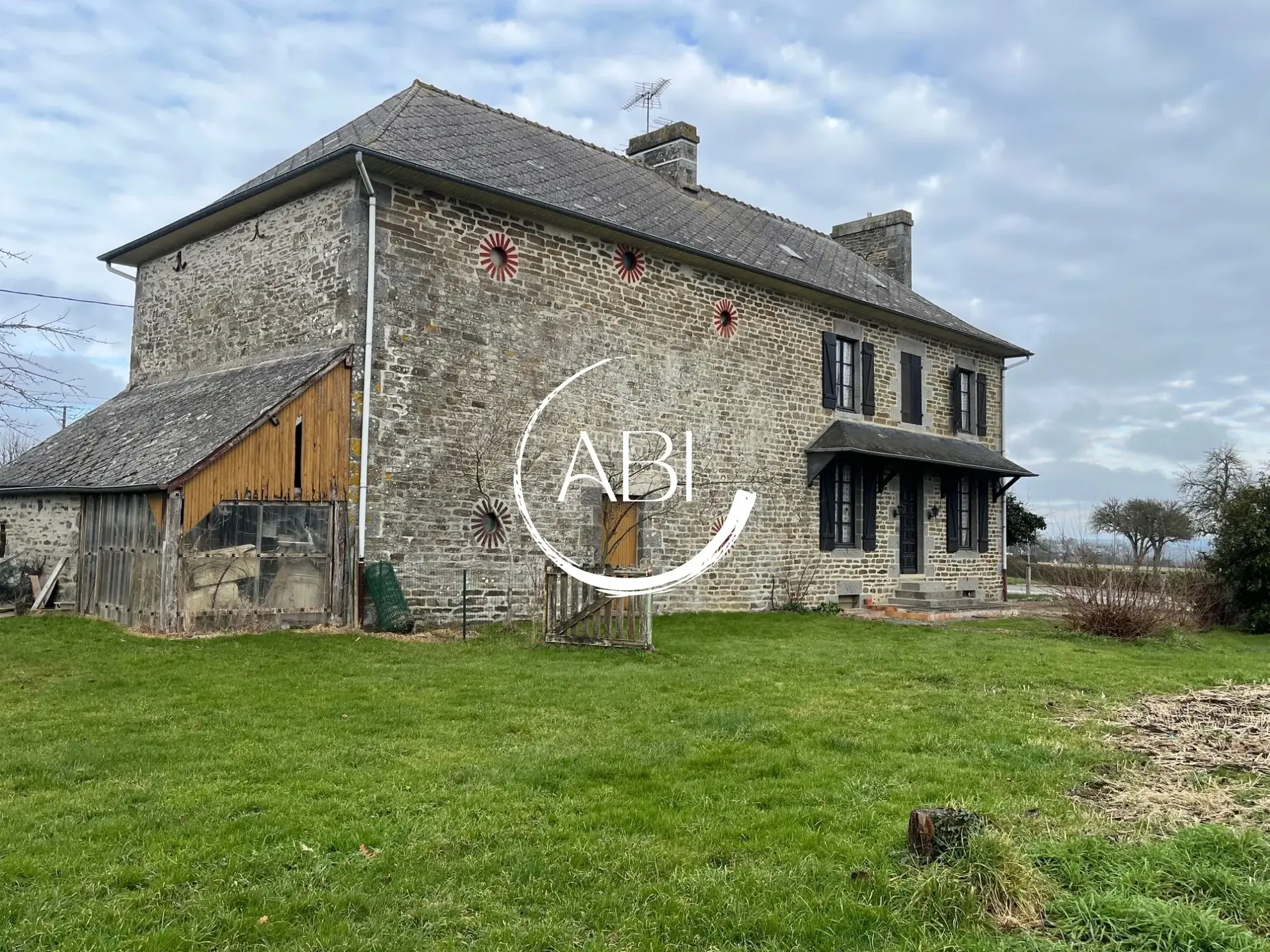 Maison en pierre à rénover avec terrain en Nord Mayenne, 108 m², 3 chambres 