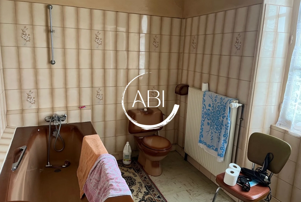 Maison en pierre à rénover avec terrain en Nord Mayenne, 108 m², 3 chambres 