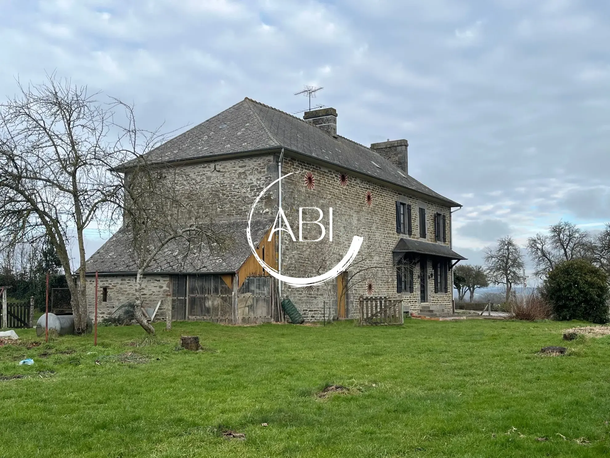 Maison en pierre à rénover avec terrain en Nord Mayenne, 108 m², 3 chambres 
