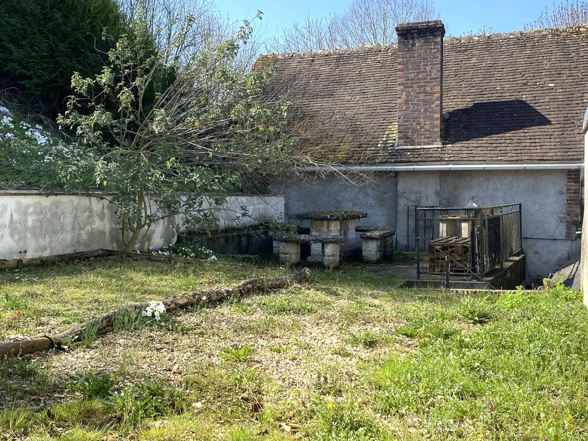 Belle maison de ville à Courtenay avec terrasse et garage 