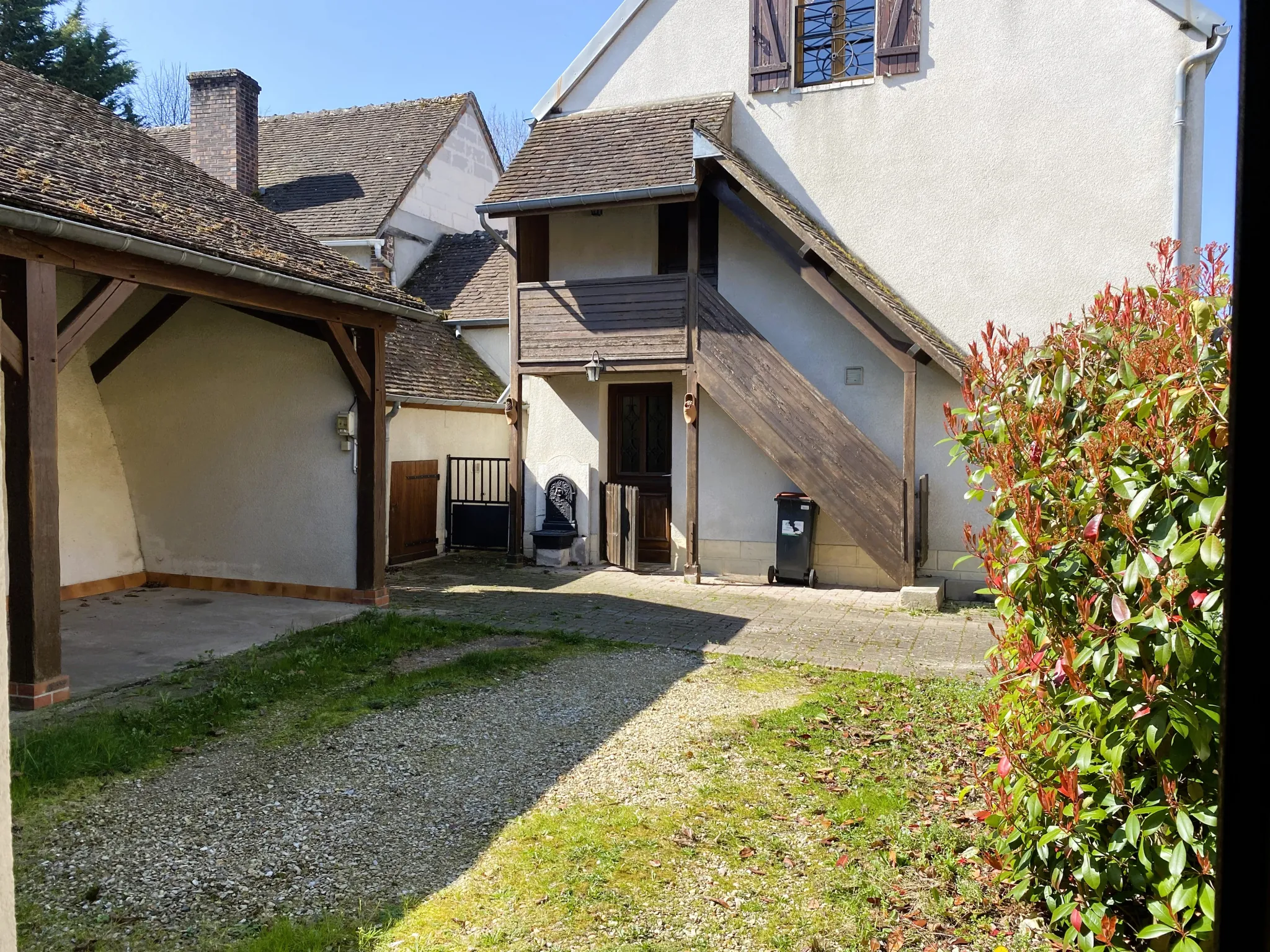 Belle maison de ville à Courtenay avec terrasse et garage 