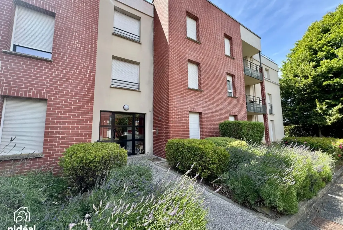 Appartement rénové de 54m² à Maubeuge avec terrasse et stationnement 