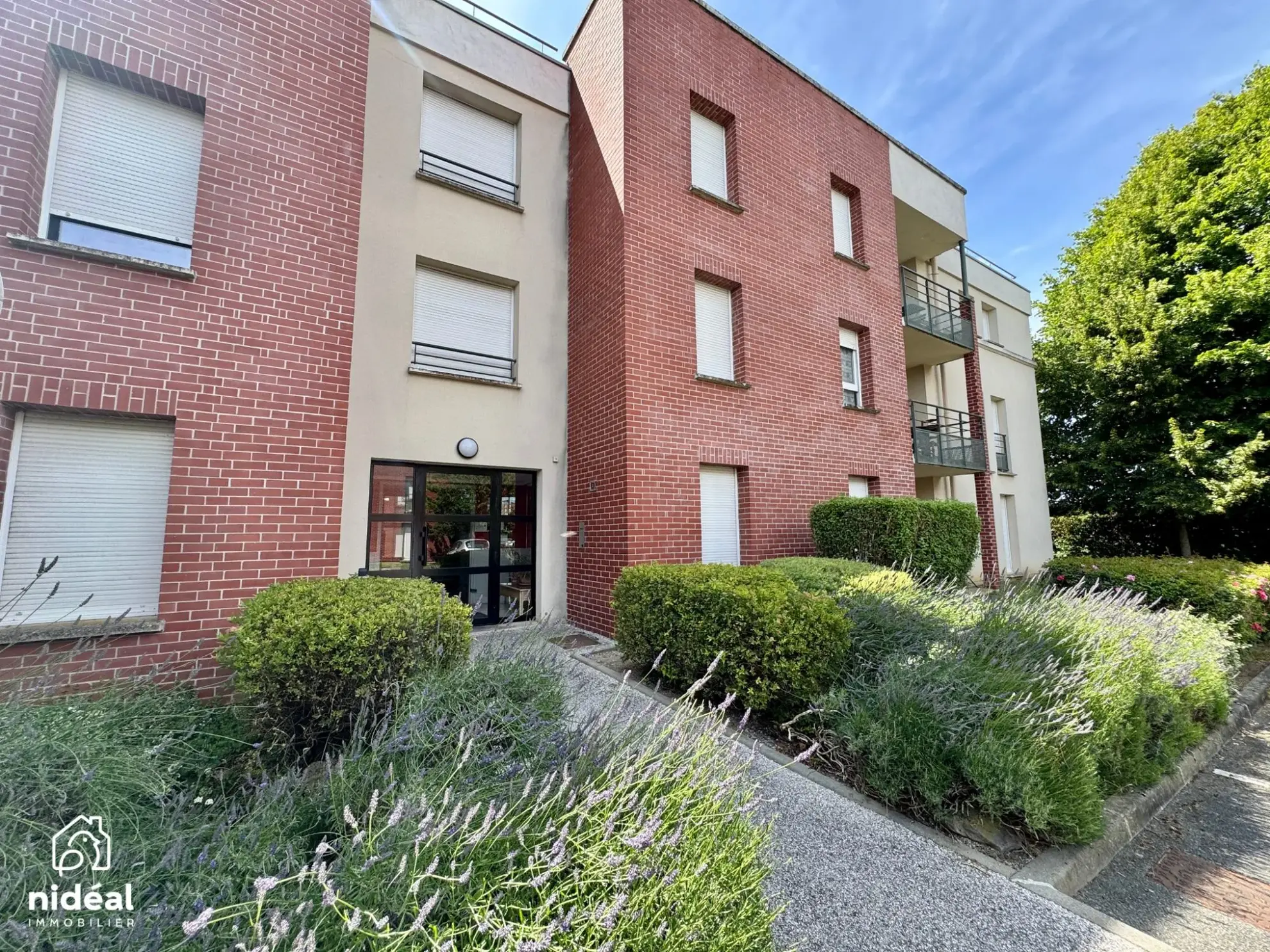 Appartement rénové de 54m² à Maubeuge avec terrasse et stationnement 