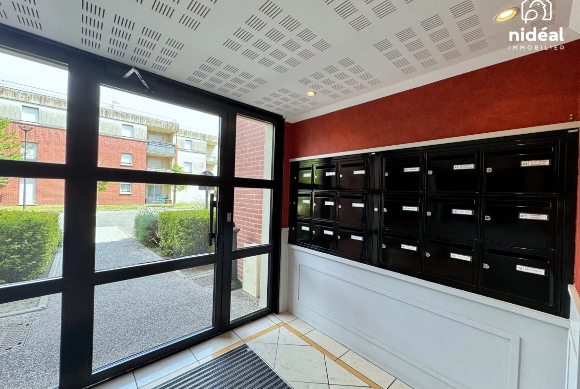 Appartement rénové de 54m² à Maubeuge avec terrasse et stationnement 