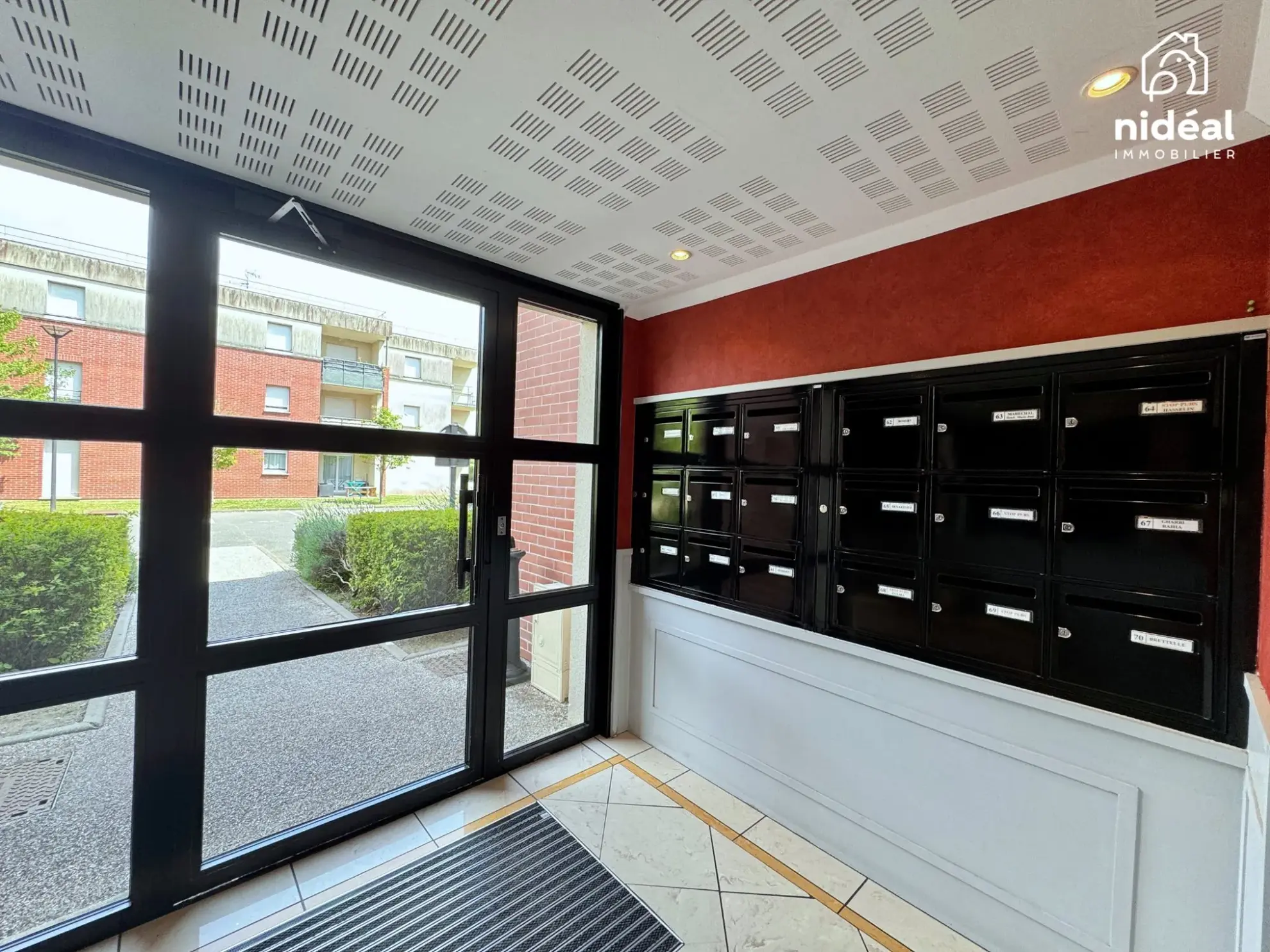 Appartement rénové de 54m² à Maubeuge avec terrasse et stationnement 