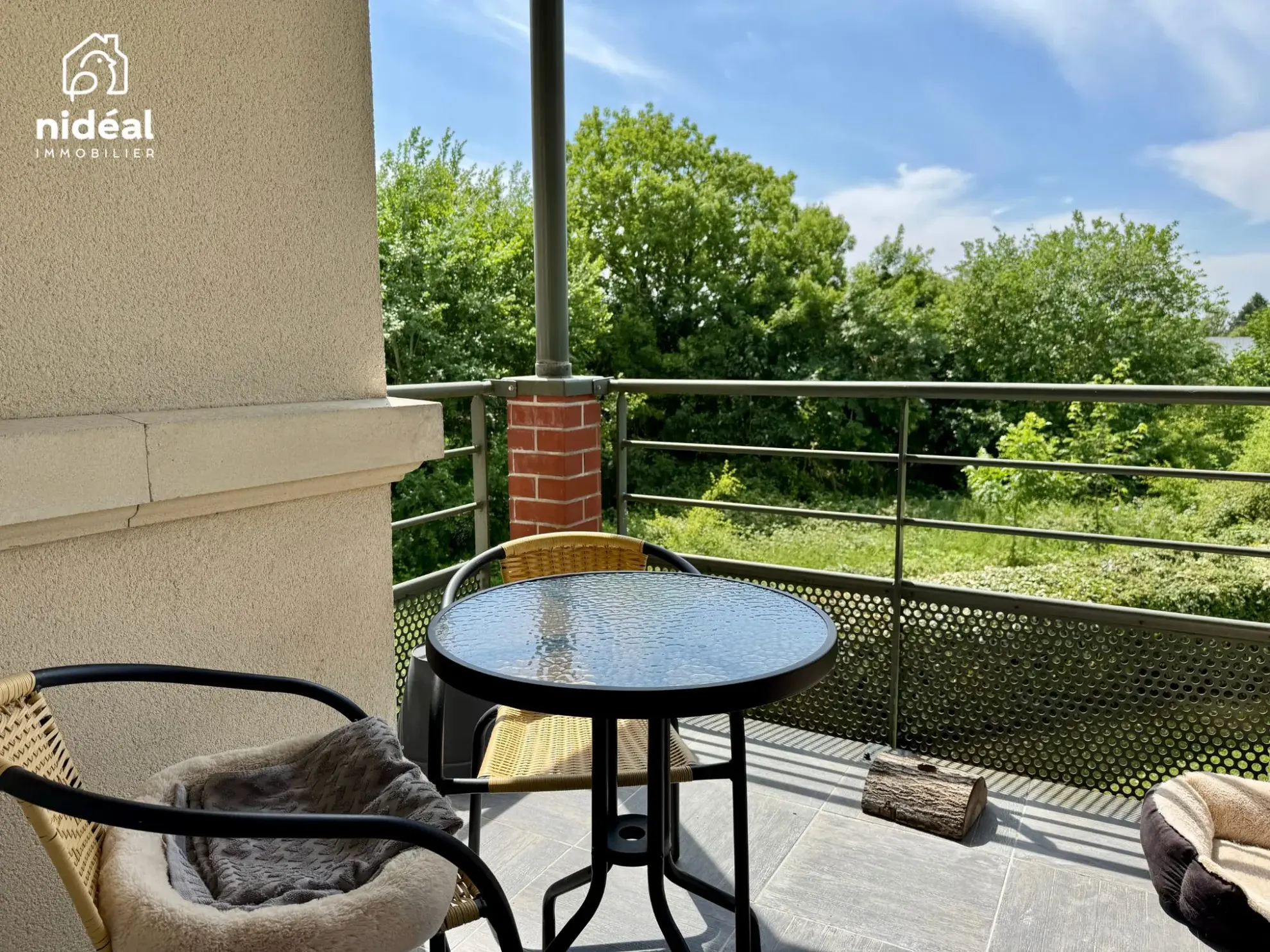 Appartement rénové de 54m² à Maubeuge avec terrasse et stationnement 