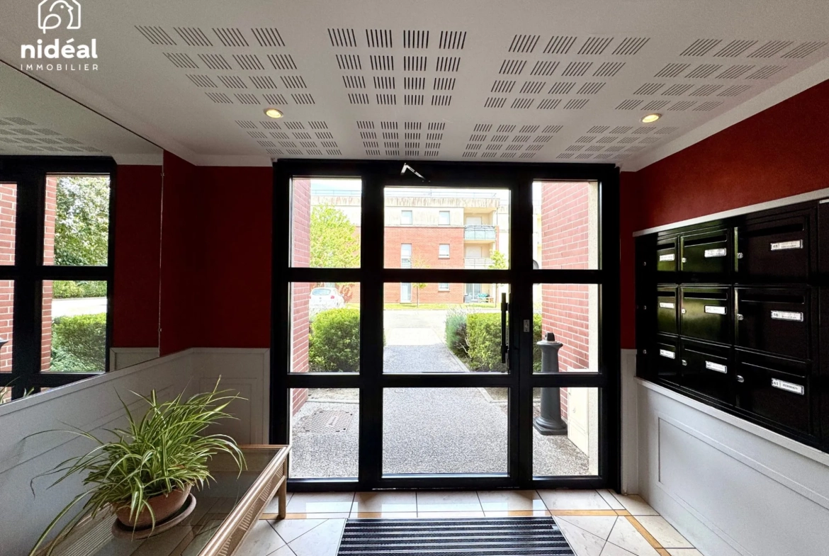 Appartement rénové de 54m² à Maubeuge avec terrasse et stationnement 