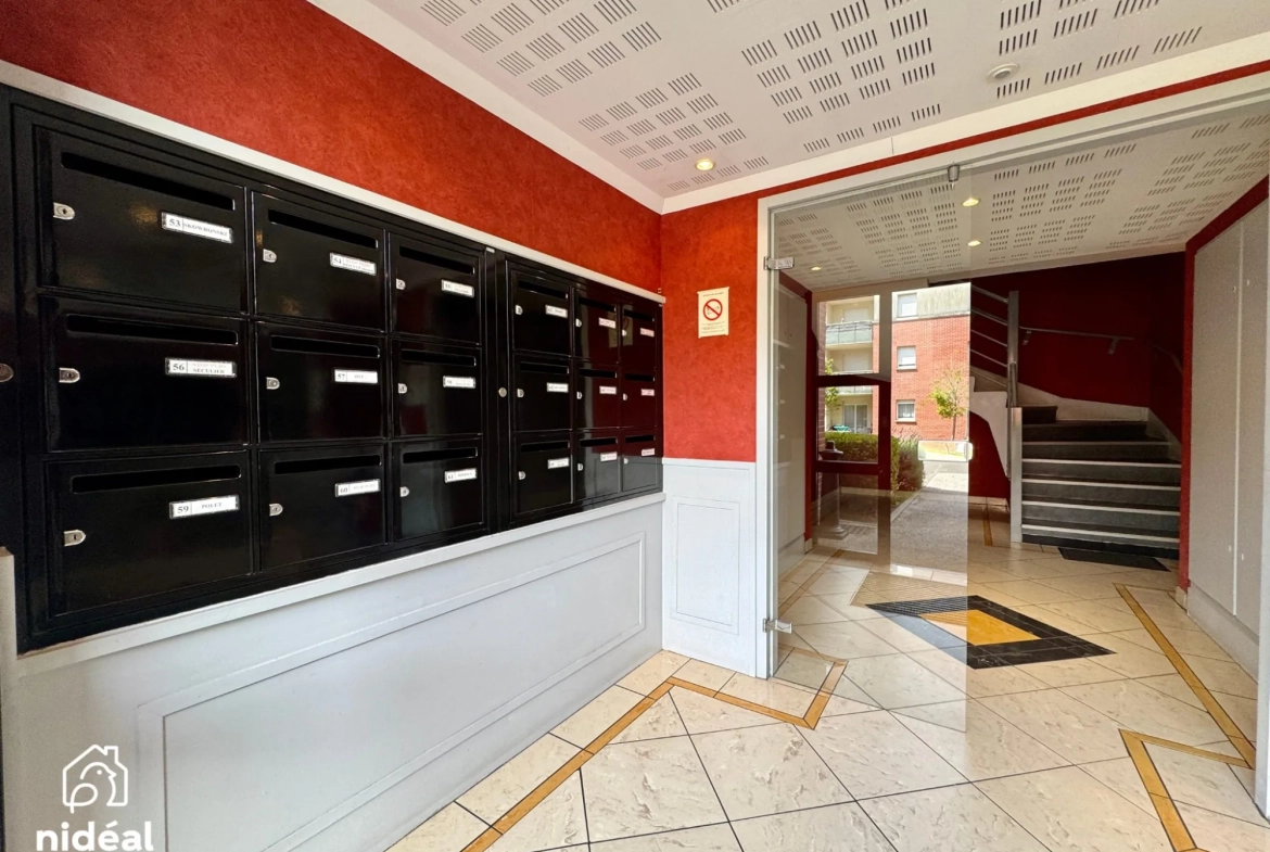 Appartement rénové de 54m² à Maubeuge avec terrasse et stationnement 
