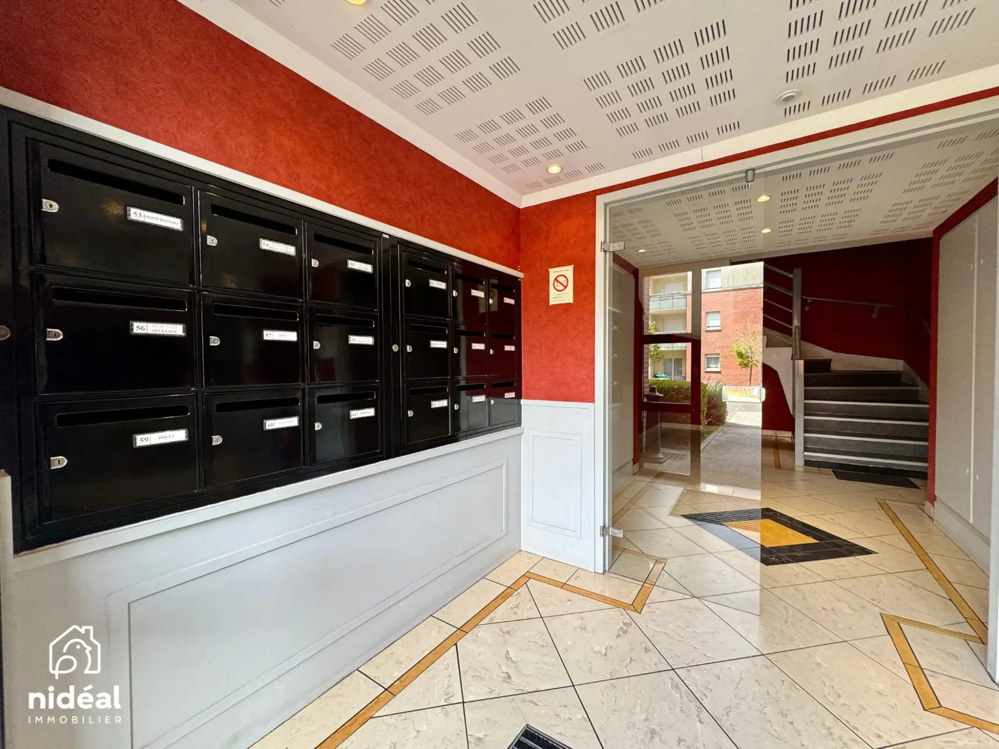 Appartement rénové de 54m² à Maubeuge avec terrasse et stationnement 