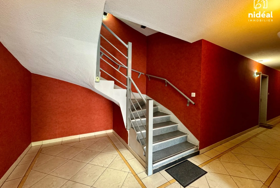 Appartement rénové de 54m² à Maubeuge avec terrasse et stationnement 