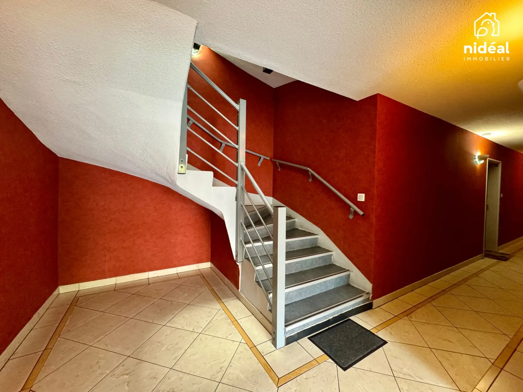 Appartement rénové de 54m² à Maubeuge avec terrasse et stationnement 