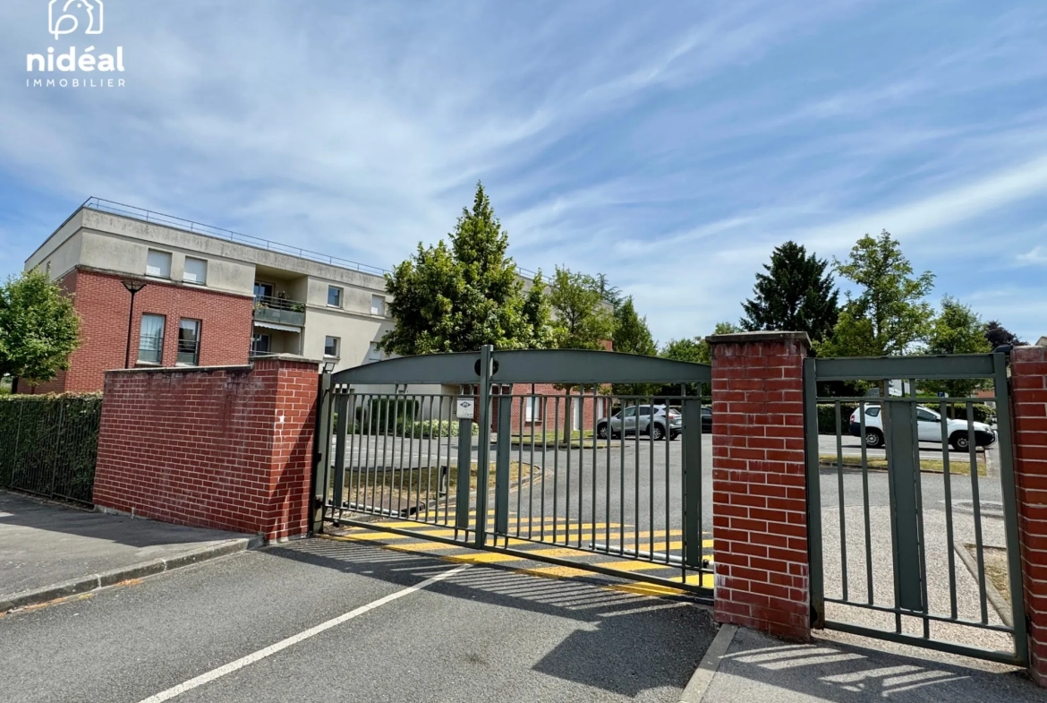 Appartement rénové de 54m² à Maubeuge avec terrasse et stationnement 