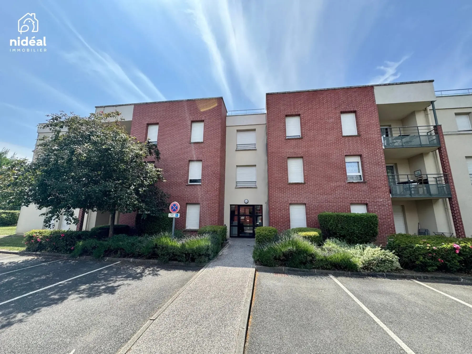 Appartement rénové de 54m² à Maubeuge avec terrasse et stationnement 