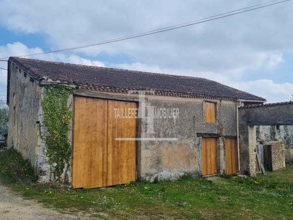 Grande grange en pierre de 93 m² à rénover proche de Neuvic