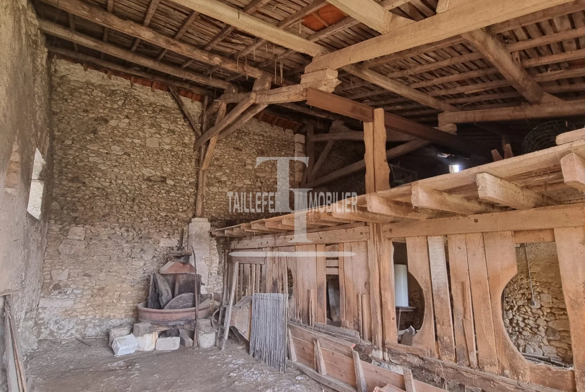 Grande grange en pierre de 93 m² à rénover proche de Neuvic 