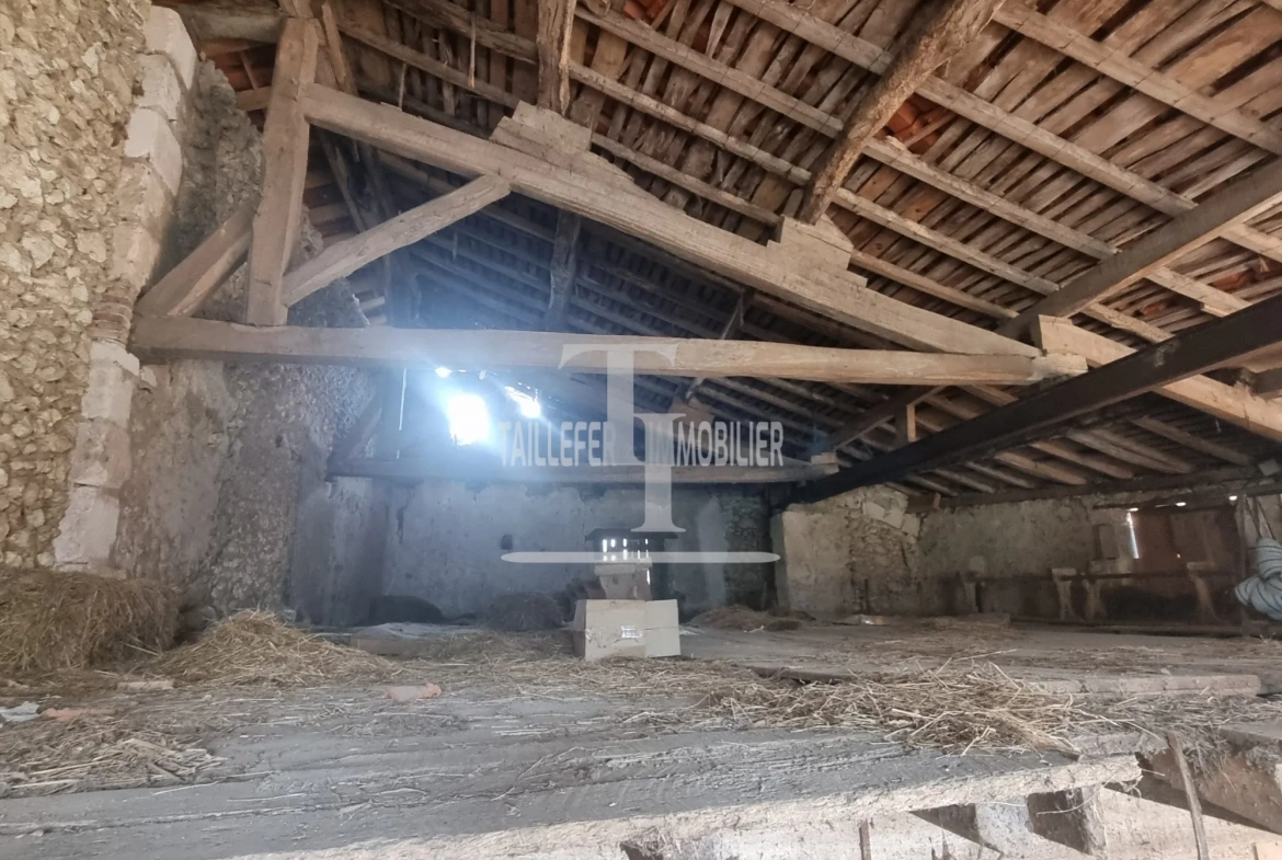 Grande grange en pierre de 93 m² à rénover proche de Neuvic 