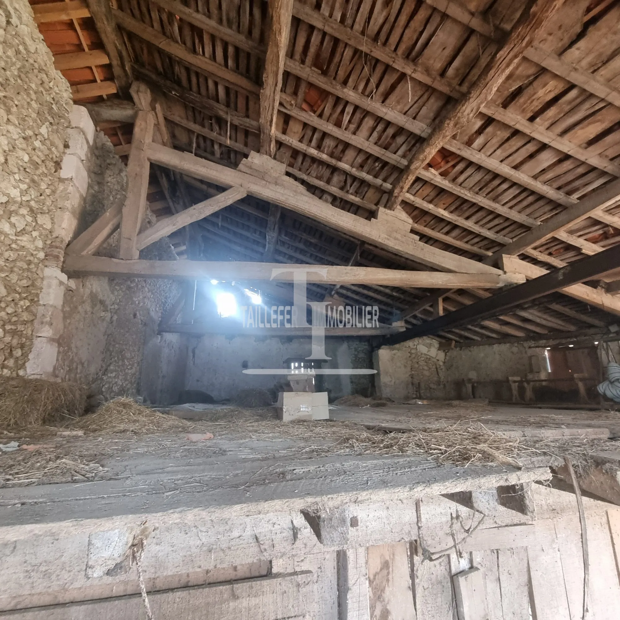 Grande grange en pierre de 93 m² à rénover proche de Neuvic 