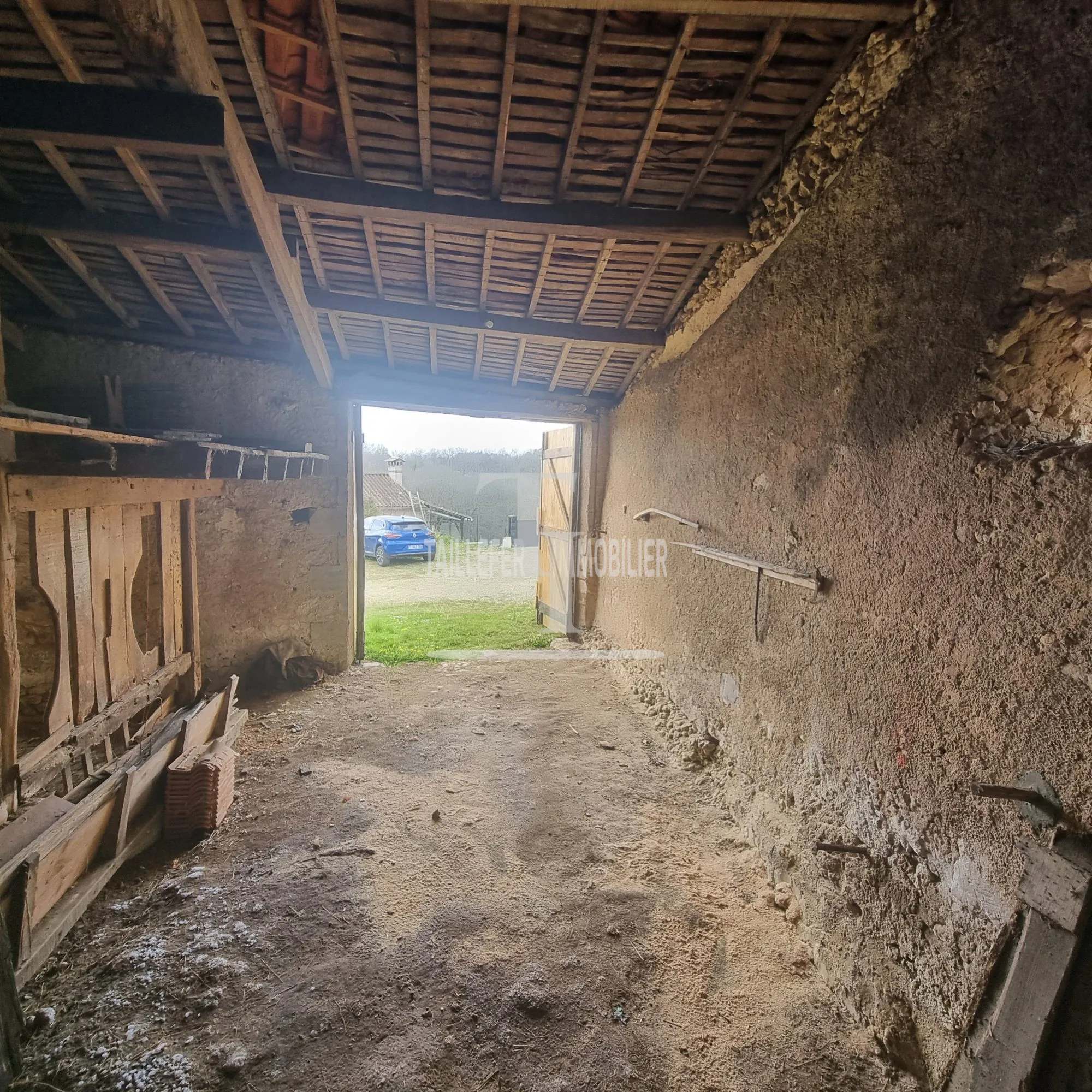 Grande grange en pierre de 93 m² à rénover proche de Neuvic 