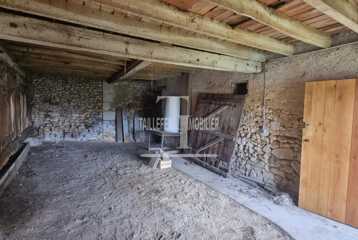 Grande grange en pierre de 93 m² à rénover proche de Neuvic 
