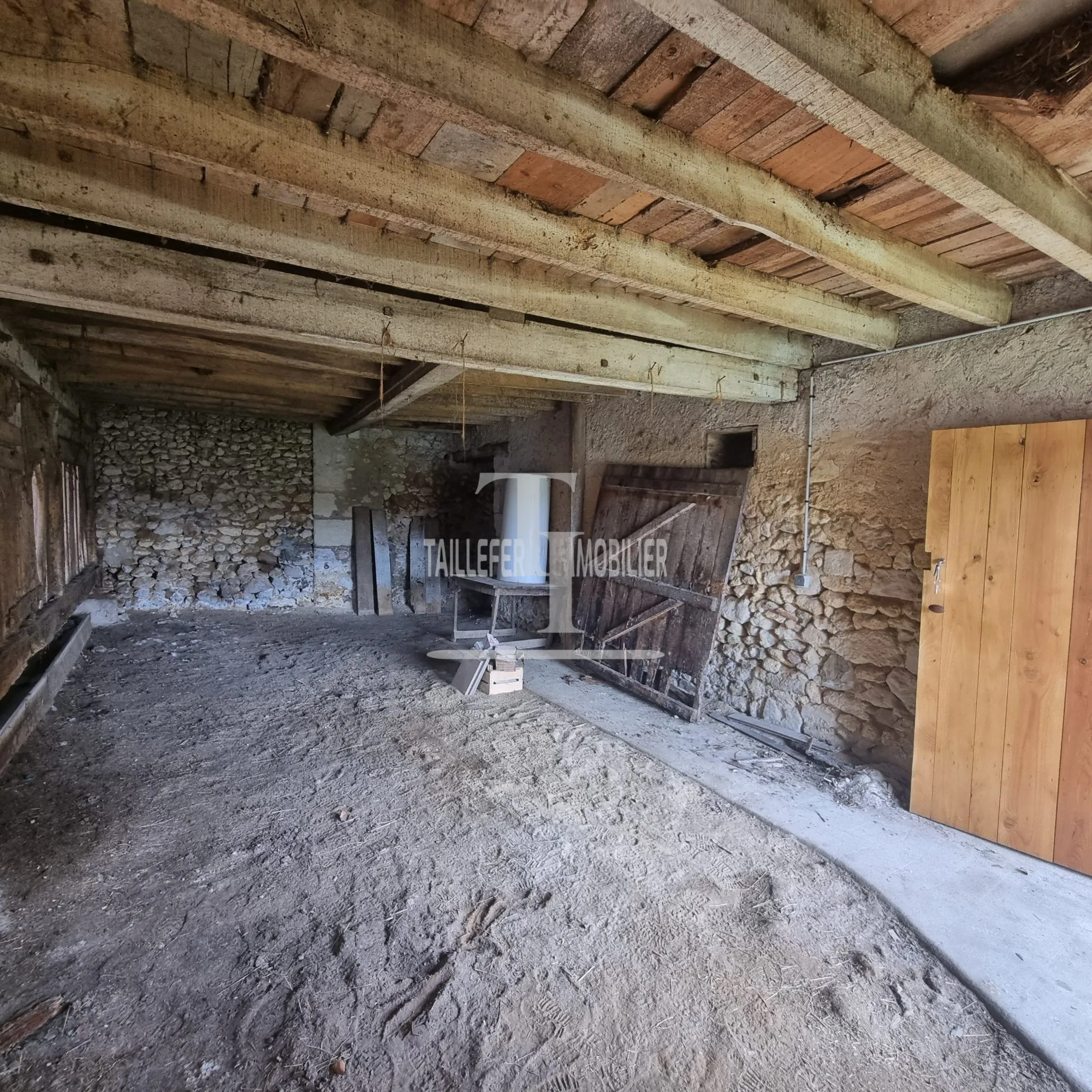 Grande grange en pierre de 93 m² à rénover proche de Neuvic 
