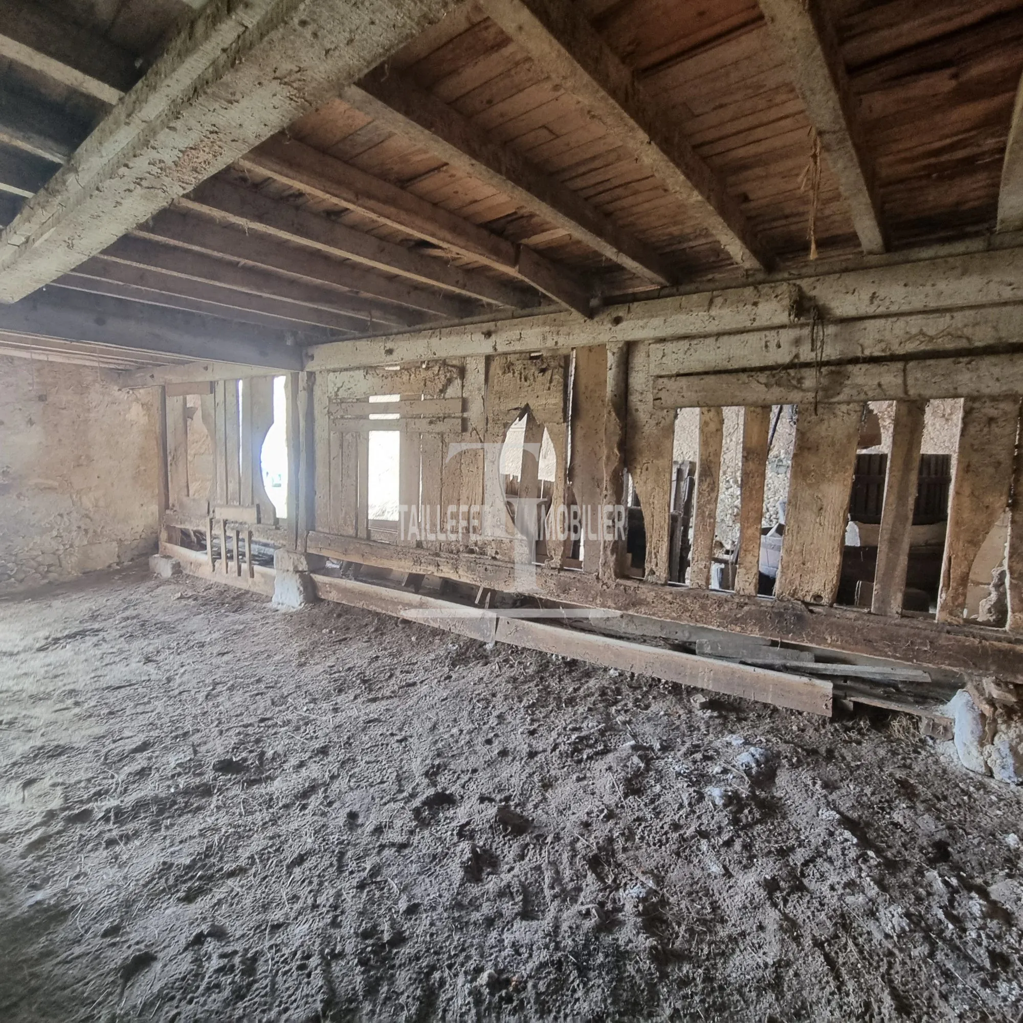 Grande grange en pierre de 93 m² à rénover proche de Neuvic 