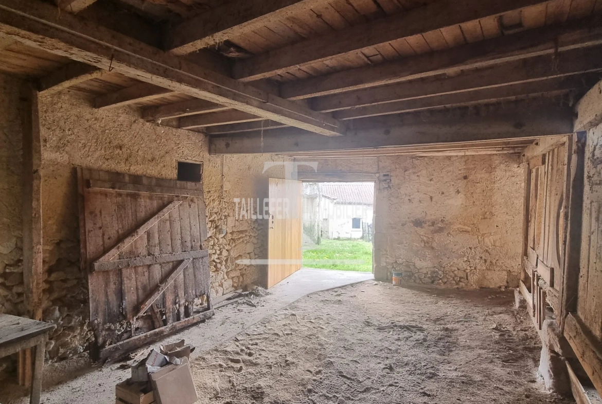 Grande grange en pierre de 93 m² à rénover proche de Neuvic 