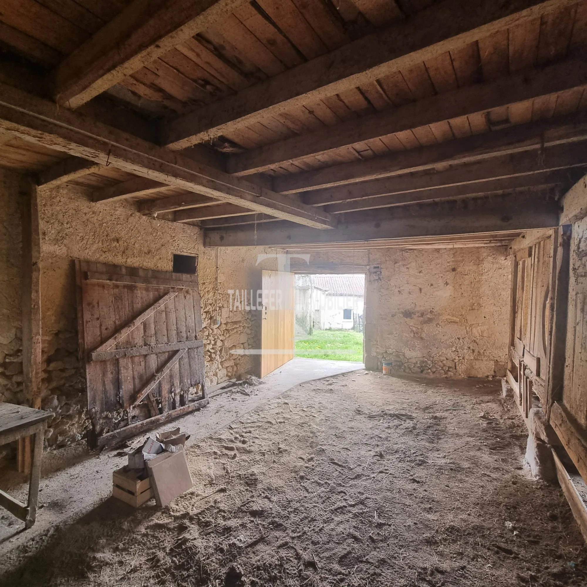 Grande grange en pierre de 93 m² à rénover proche de Neuvic 