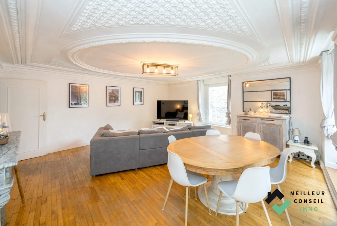 Triplex d'exception à Quintin - Vue imprenable, luminosité et charme 