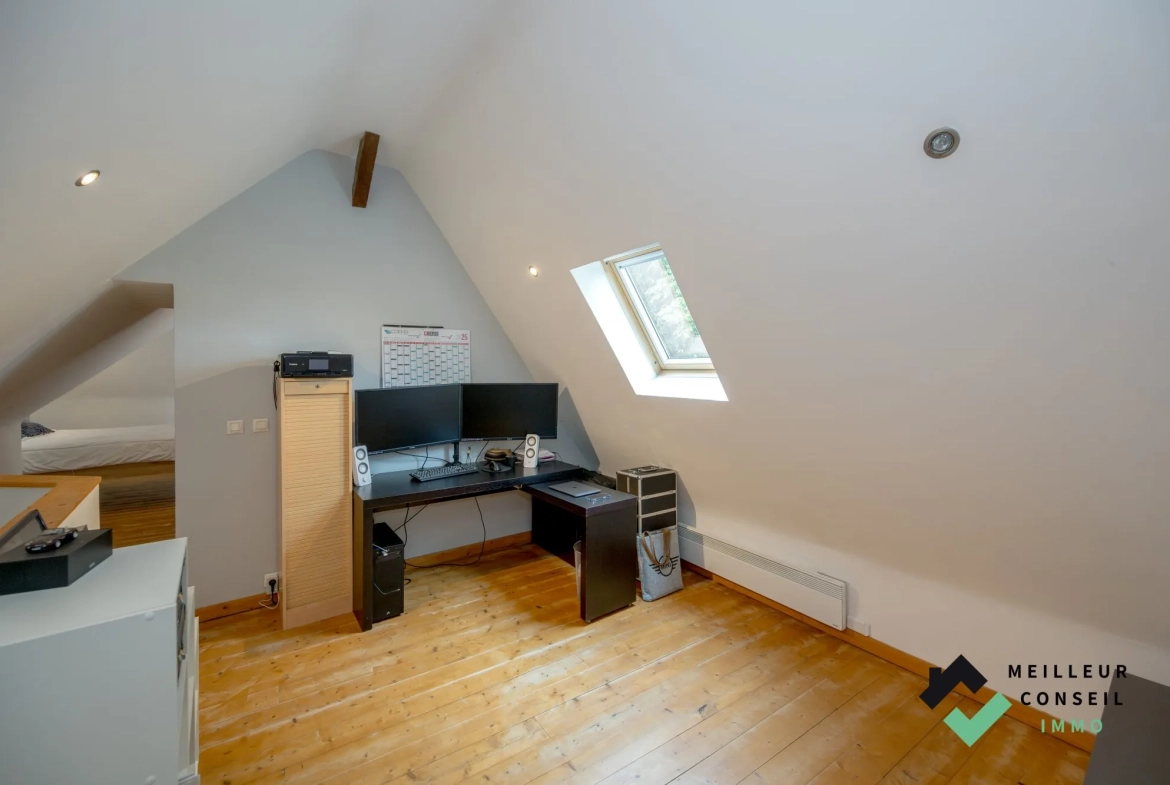 Triplex d'exception à Quintin - Vue imprenable, luminosité et charme 