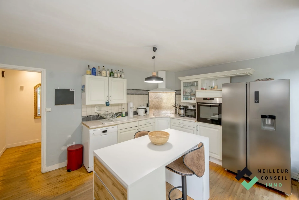 Triplex d'exception à Quintin - Vue imprenable, luminosité et charme 