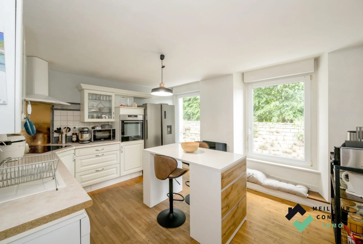Triplex d'exception à Quintin - Vue imprenable, luminosité et charme 