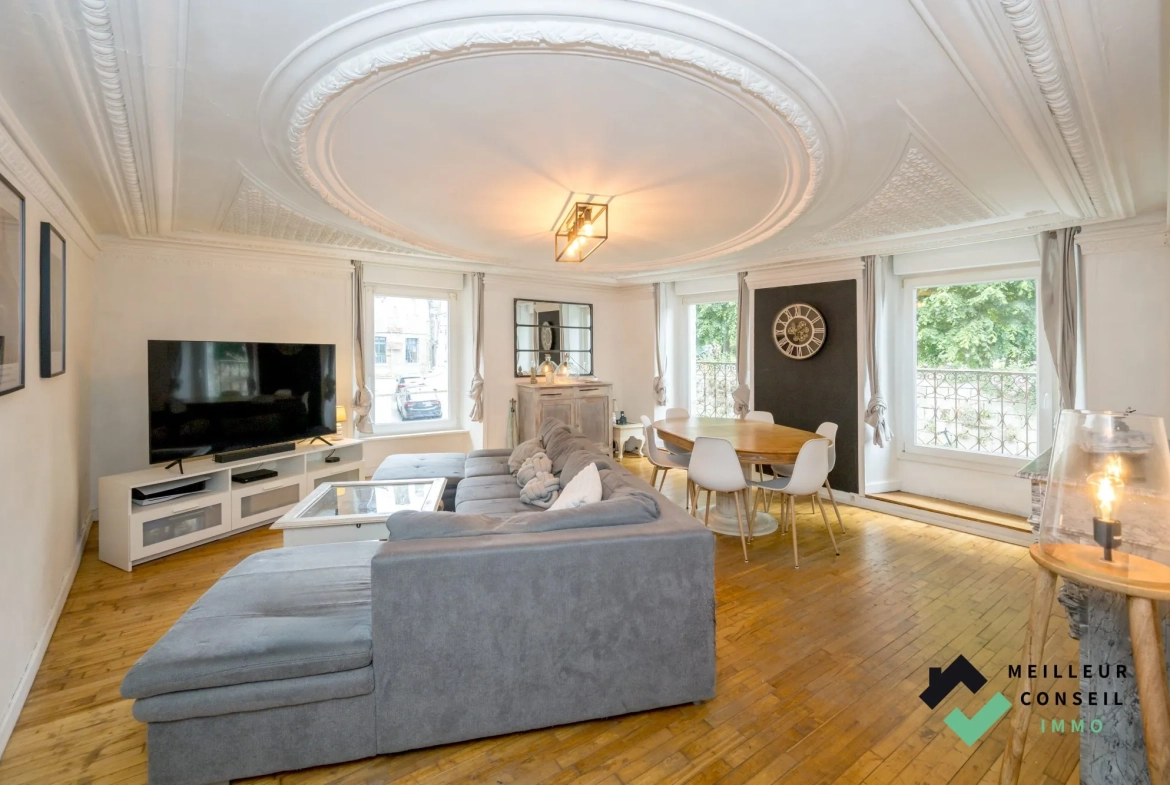 Triplex d'exception à Quintin - Vue imprenable, luminosité et charme 