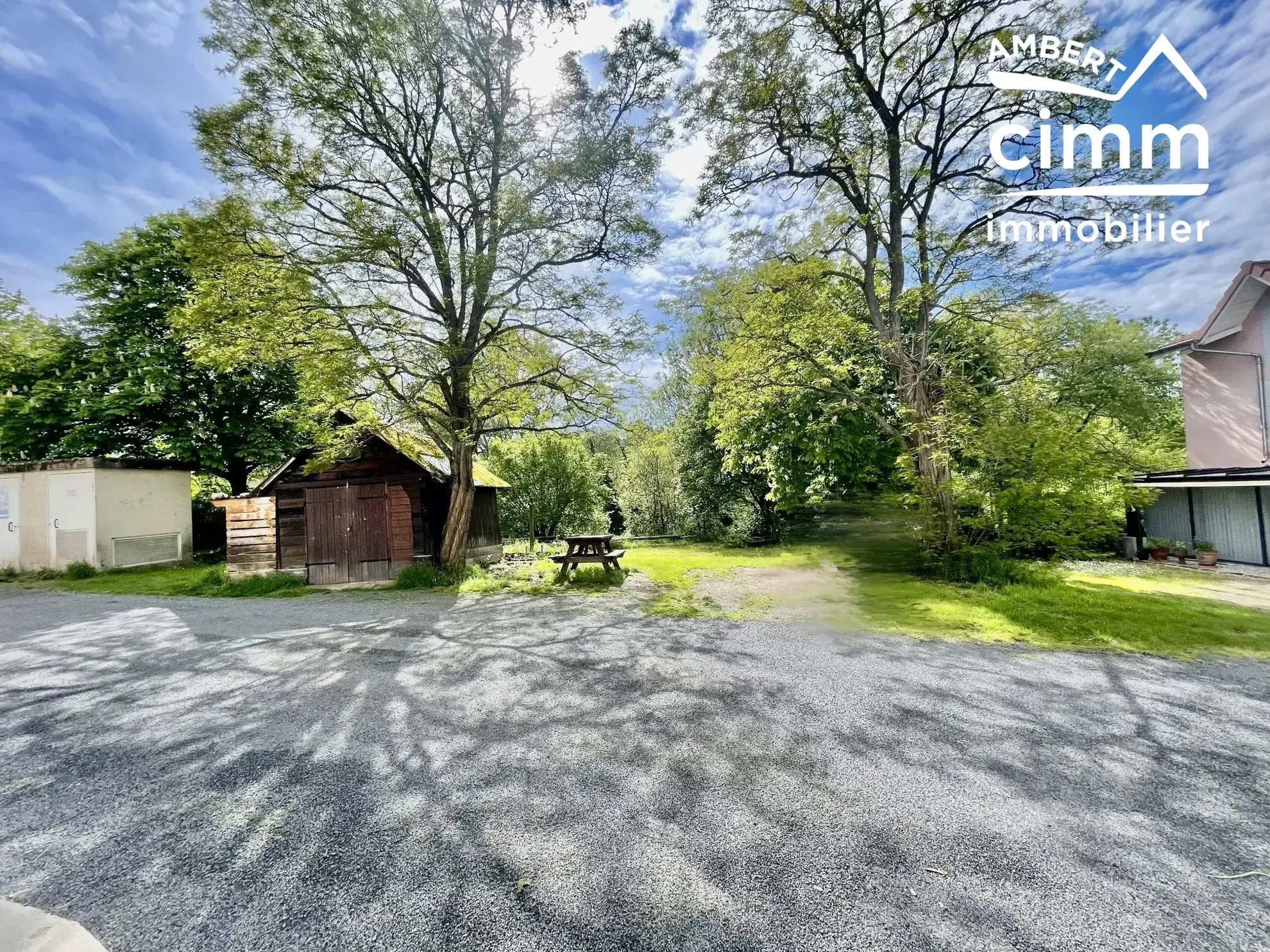 Maison de ville à vendre à Arlanc - 82 m² avec jardin et cave 