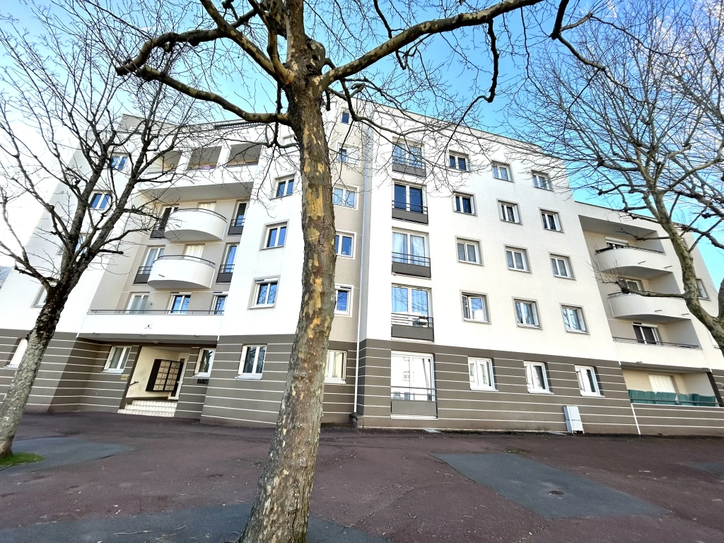 Appartement 3 pièces de 64 m² avec box et parking à Noisiel proche RER A