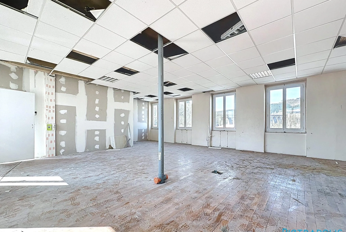 Plateau traversant de 76,7 m² à rénover à Tarare – Dernier étage, exposition EST/OUEST 