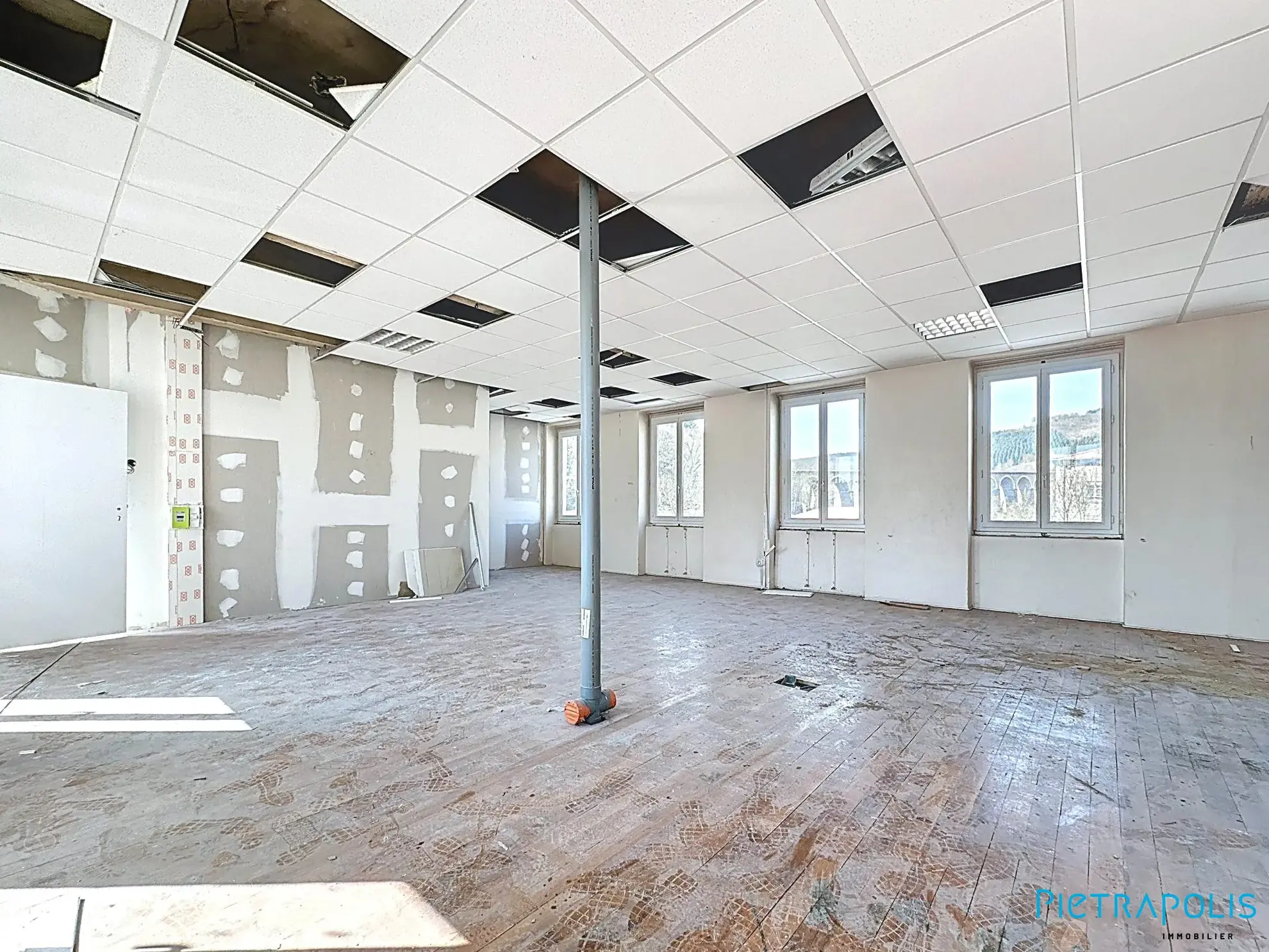 Plateau traversant de 76,7 m² à rénover à Tarare – Dernier étage, exposition EST/OUEST 