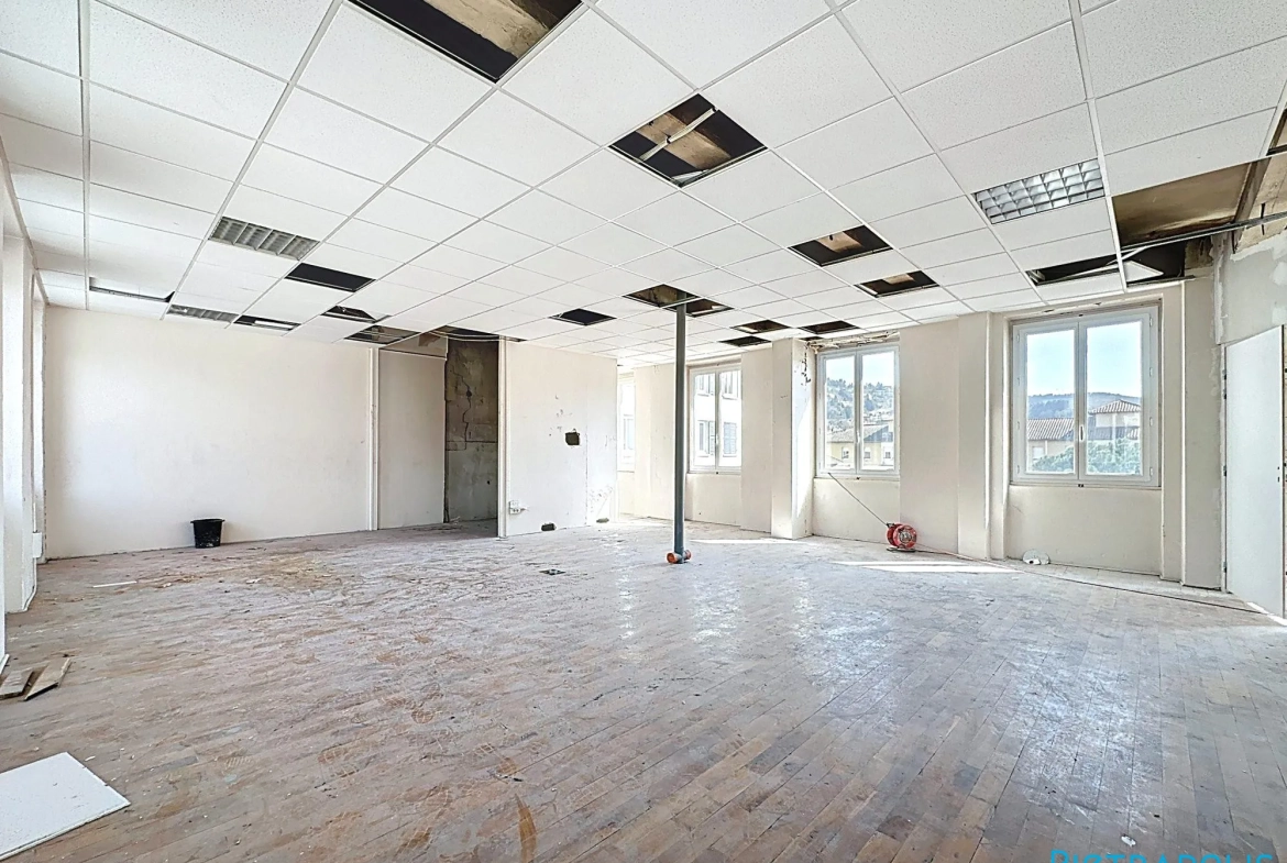 Plateau traversant de 76,7 m² à rénover à Tarare – Dernier étage, exposition EST/OUEST 