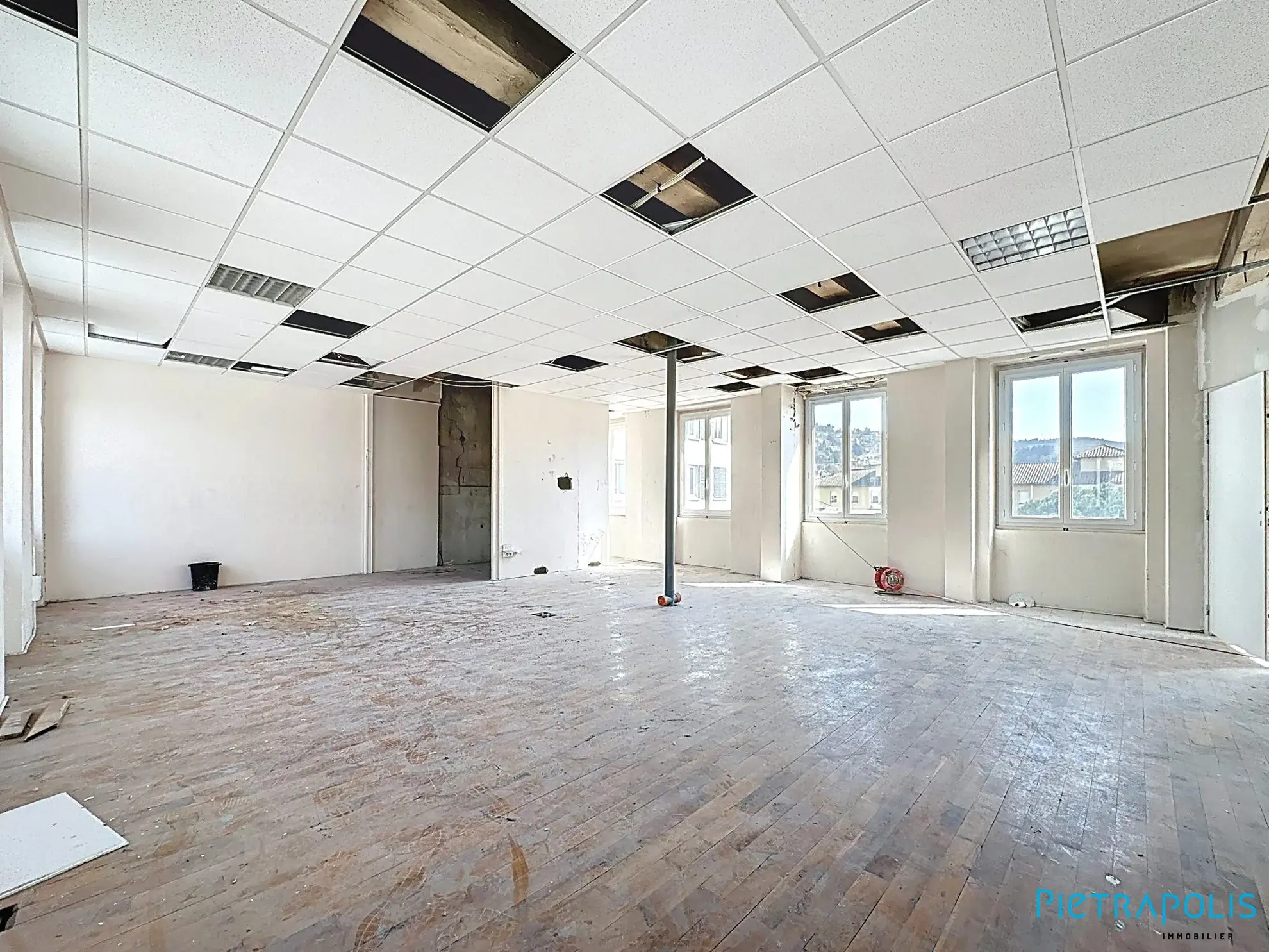 Plateau traversant de 76,7 m² à rénover à Tarare – Dernier étage, exposition EST/OUEST 