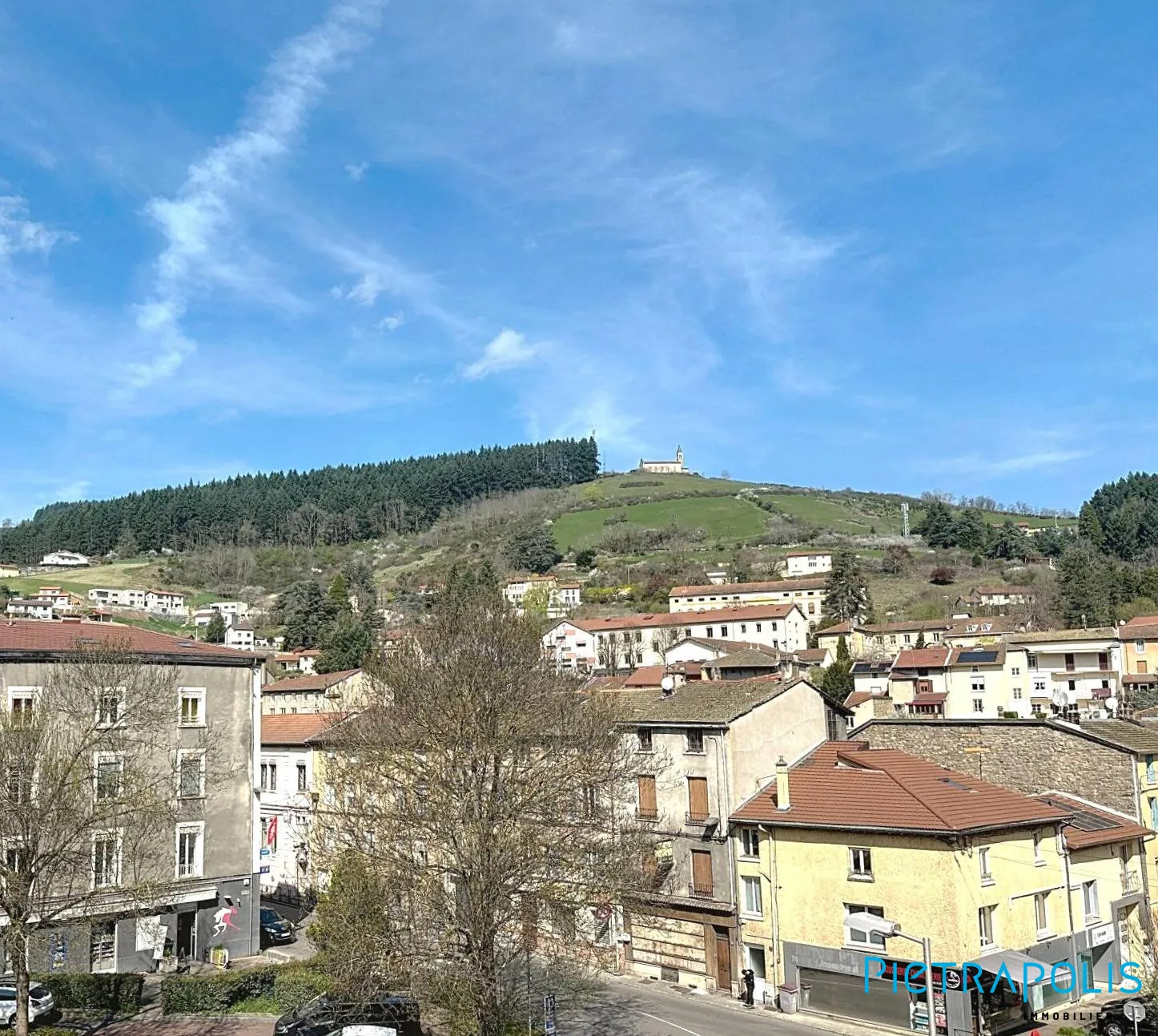 Plateau traversant de 76,7 m² à rénover à Tarare – Dernier étage, exposition EST/OUEST 