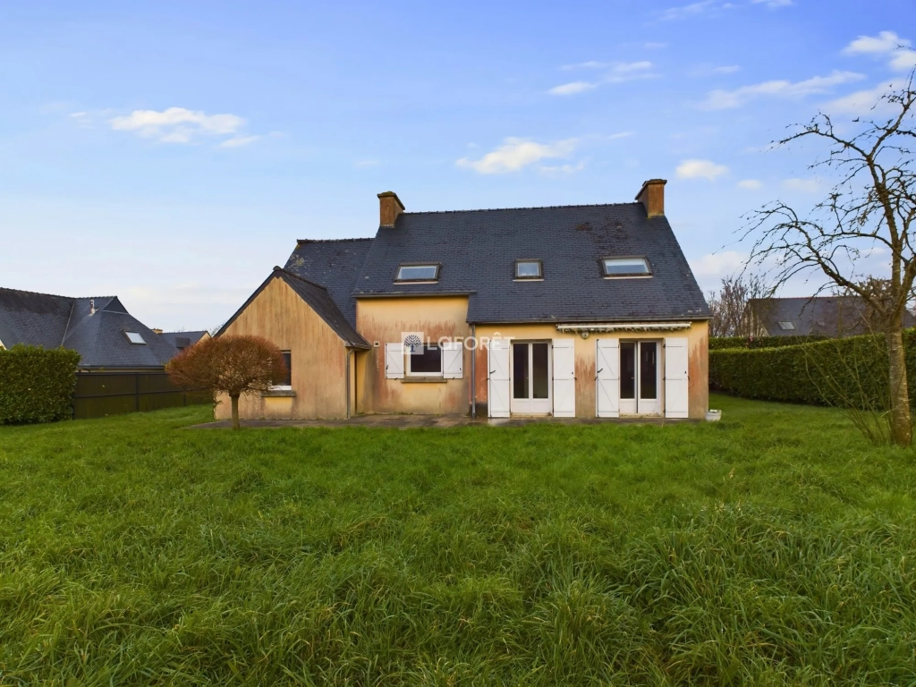 Maison à vendre à Kerlaz - 4 chambres, jardin et garage à proximité de Douarnenez