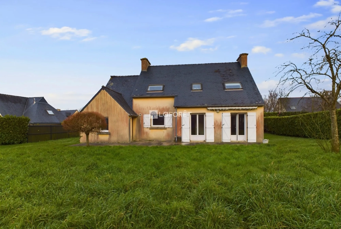 Maison à vendre à Kerlaz - 4 chambres, jardin et garage à proximité de Douarnenez 