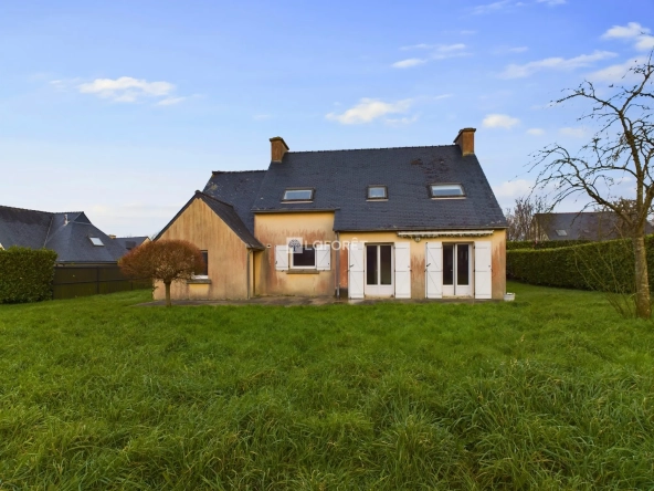 Maison à vendre à Kerlaz - 4 chambres, jardin et garage à proximité de Douarnenez