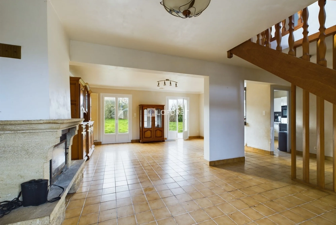 Maison à vendre à Kerlaz - 4 chambres, jardin et garage à proximité de Douarnenez 
