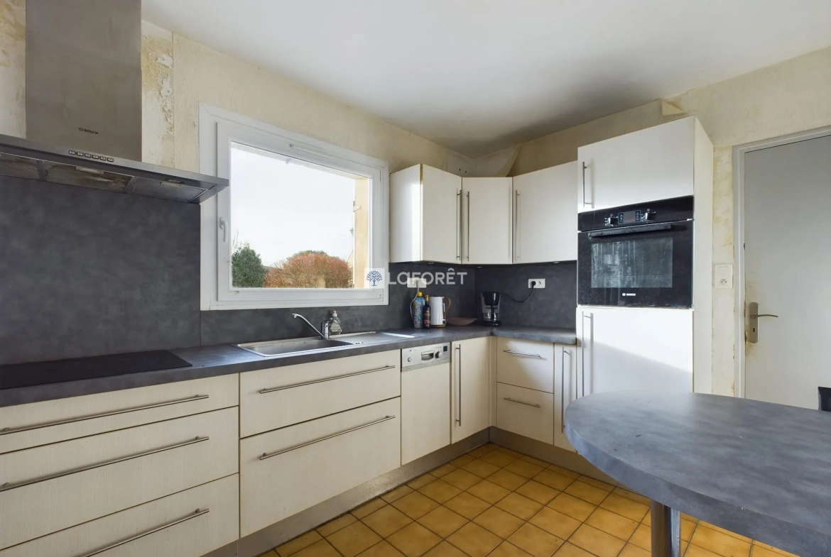 Maison à vendre à Kerlaz - 4 chambres, jardin et garage à proximité de Douarnenez 