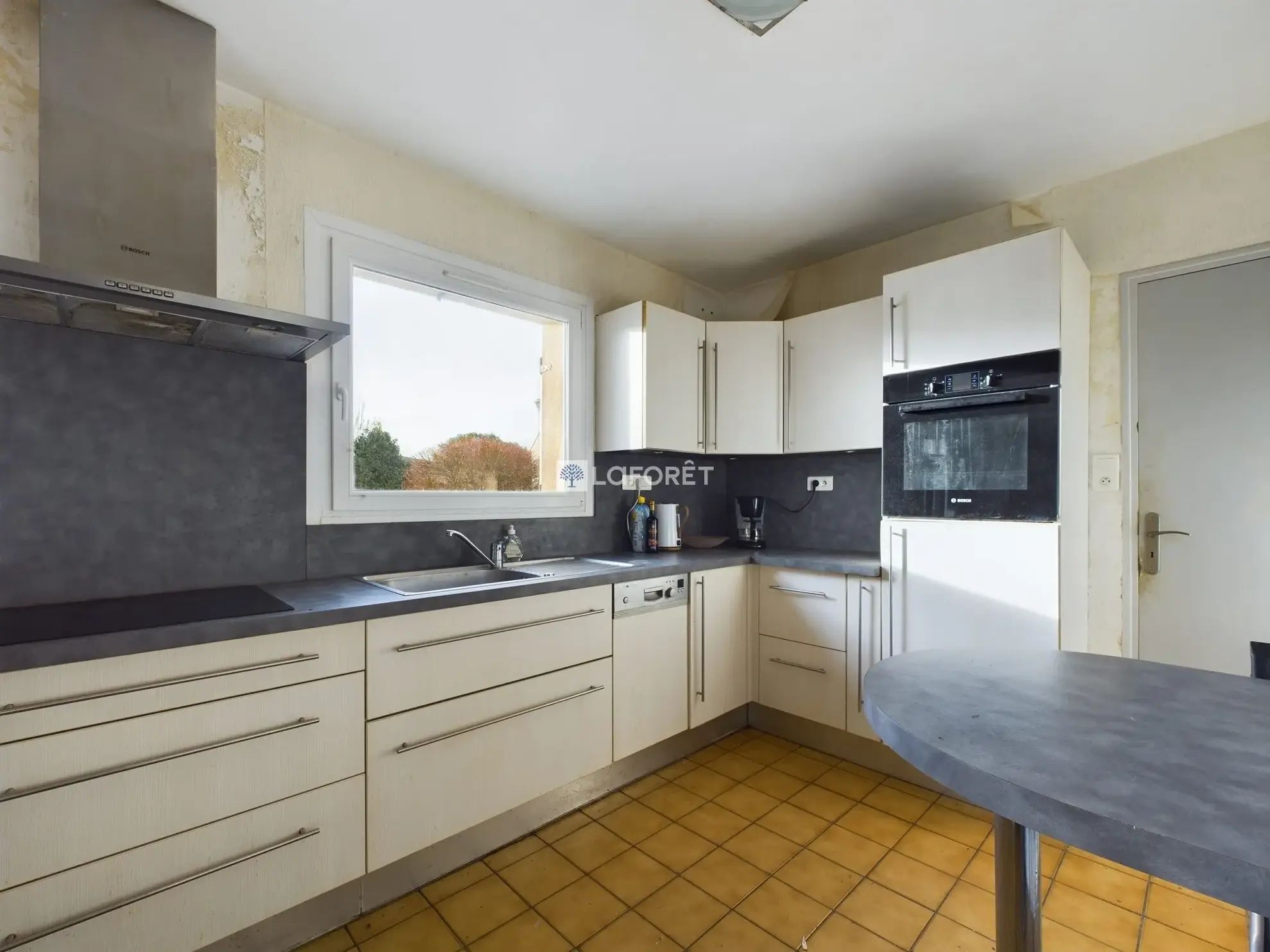 Maison à vendre à Kerlaz - 4 chambres, jardin et garage à proximité de Douarnenez 